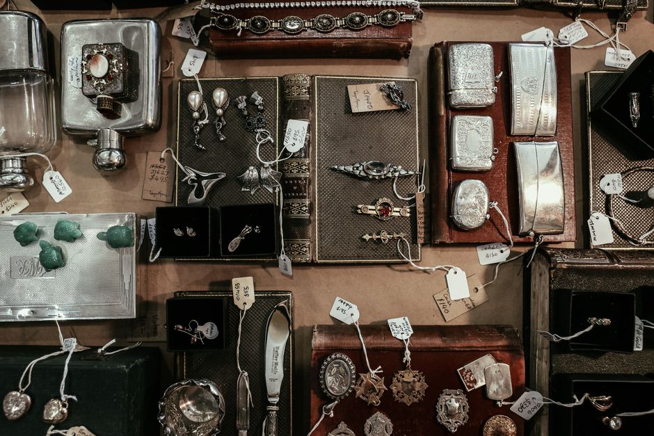 The Accessory Anchor: How One Piece of Jewelry Can Organize an Entire Outfit